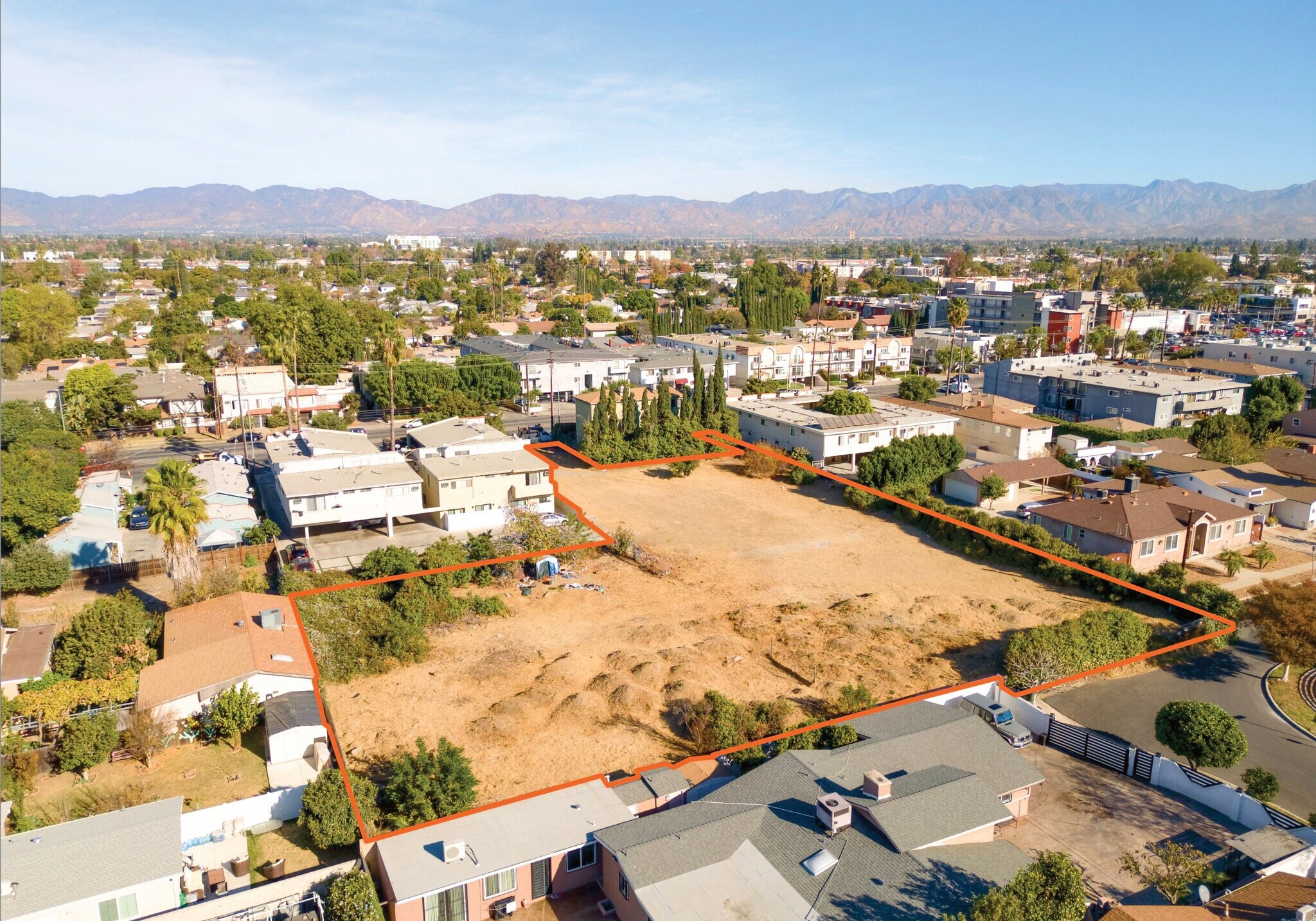 Approved (RTi) for 86 units with surface parking, Van Nuys, CA à vendre Photo principale– Image 1 sur 19