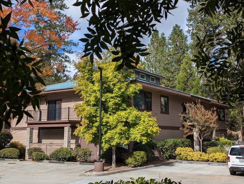 944 McCourtney Rd, Grass Valley, CA à louer - Photo de l’immeuble – Image 3 sur 15