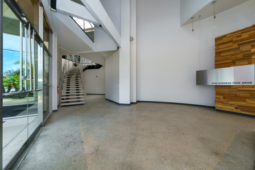 2790 Business Park Dr, Vista, CA à louer - Photo de l’immeuble – Image 3 sur 6