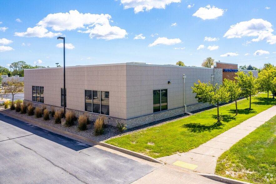 1401 Kimberly Rd, Bettendorf, IA à louer - Photo de l’immeuble – Image 3 sur 5