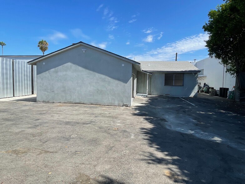 16123 Wyandotte St, Van Nuys, CA à louer - Photo de l’immeuble – Image 3 sur 48