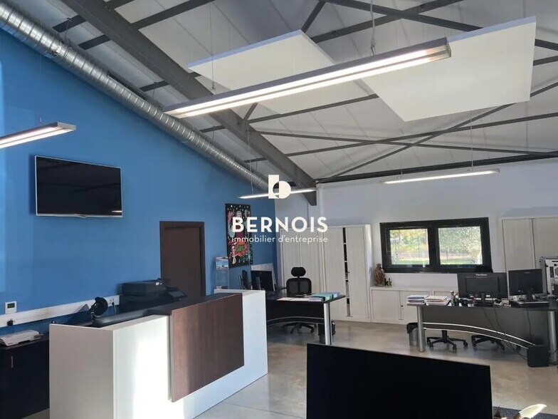 Local d'activités dans Signes à vendre - Photo de l’immeuble – Image 3 sur 8