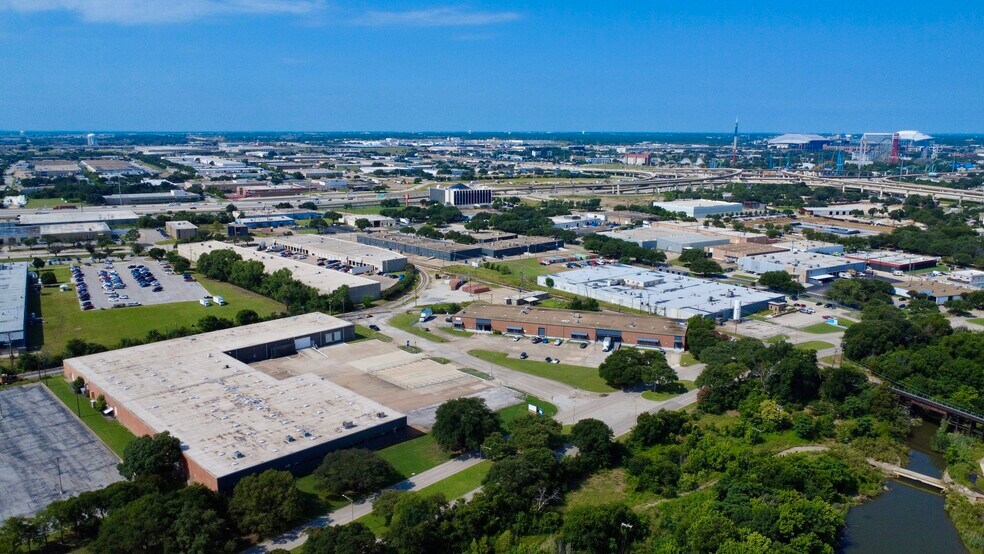 1170-1180 109th St, Grand Prairie, TX à louer - Photo de l’immeuble – Image 3 sur 9