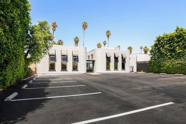 16946 Sherman Way, Lake Balboa, CA à louer - Photo de l’immeuble – Image 2 sur 10