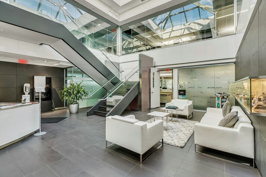 12 Harbor Park Dr, Port Washington, NY à vendre - Photo de l’immeuble – Image 2 sur 14