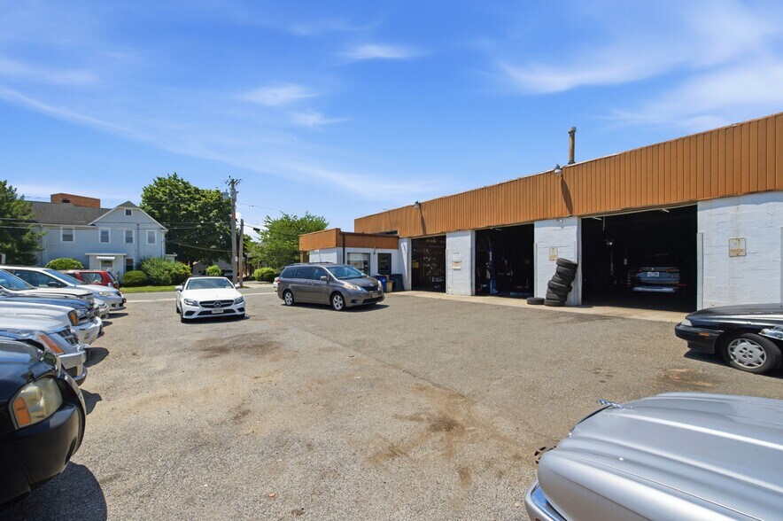 19 Seaman Ave, Bethpage, NY à vendre - Photo de l’immeuble – Image 3 sur 8