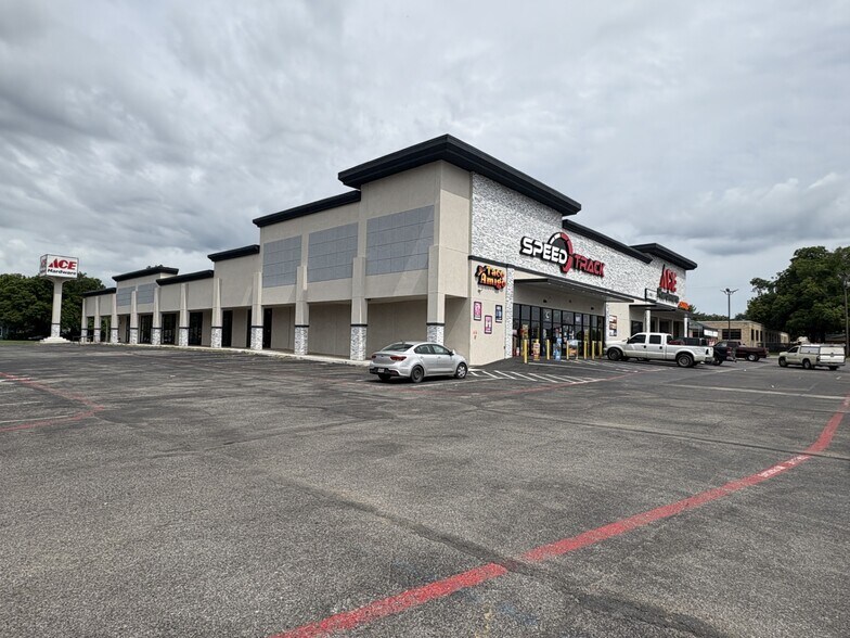 815 W Crawford St, Denison, TX à louer - Photo de l’immeuble – Image 1 sur 13