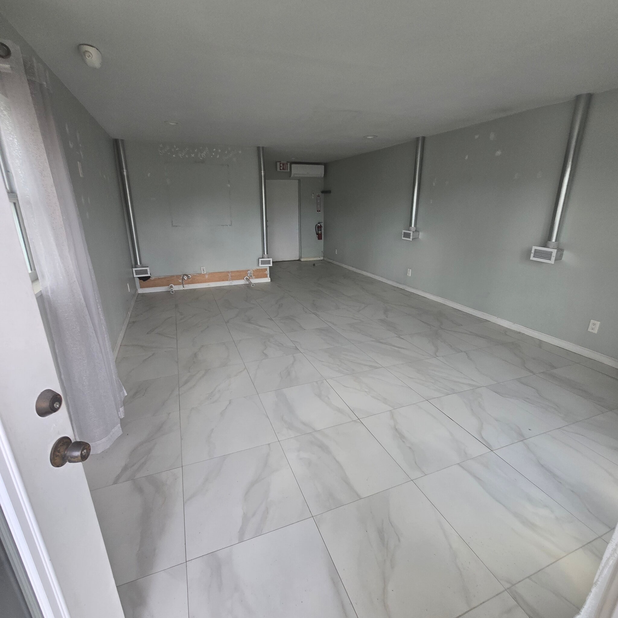 710 E Bay Dr, Largo, FL à louer Photo intérieure– Image 1 sur 4
