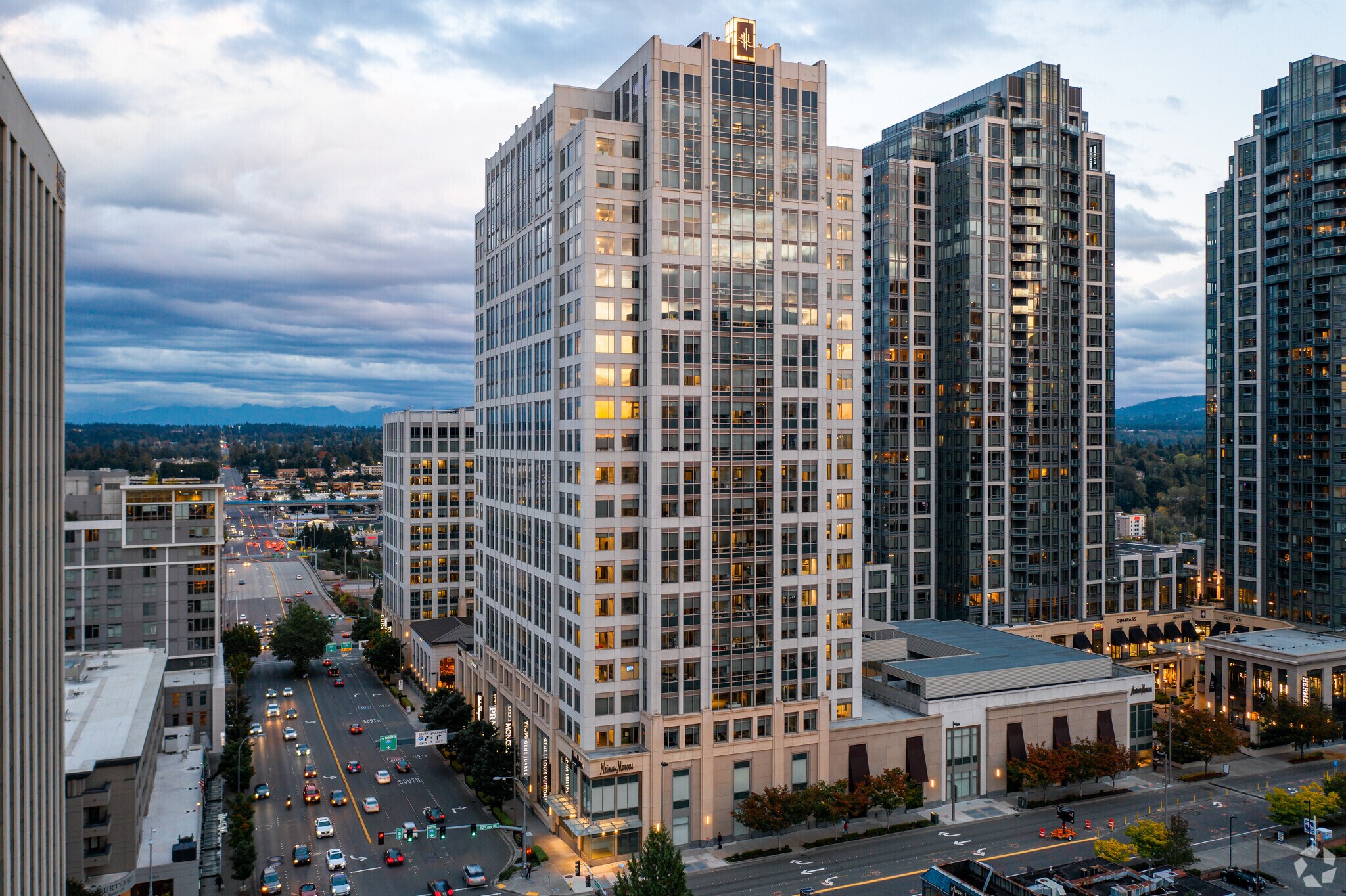 11111 NE 8th St, Bellevue, WA à louer Photo principale– Image 1 sur 6