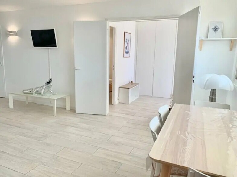 Local commercial dans Villeneuve-Loubet à louer - Photo de l’immeuble – Image 3 sur 8