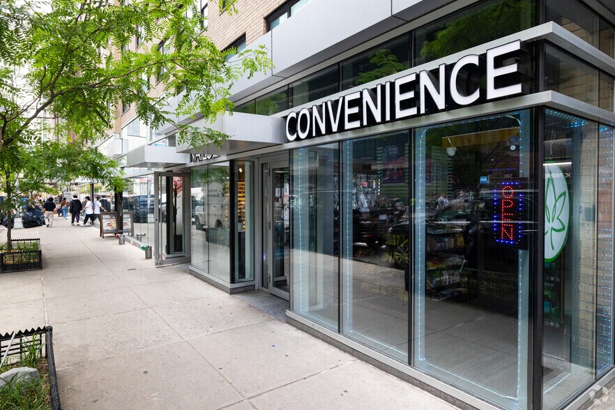 330 W 58th St, New York, NY à louer - Photo de l’immeuble – Image 3 sur 12