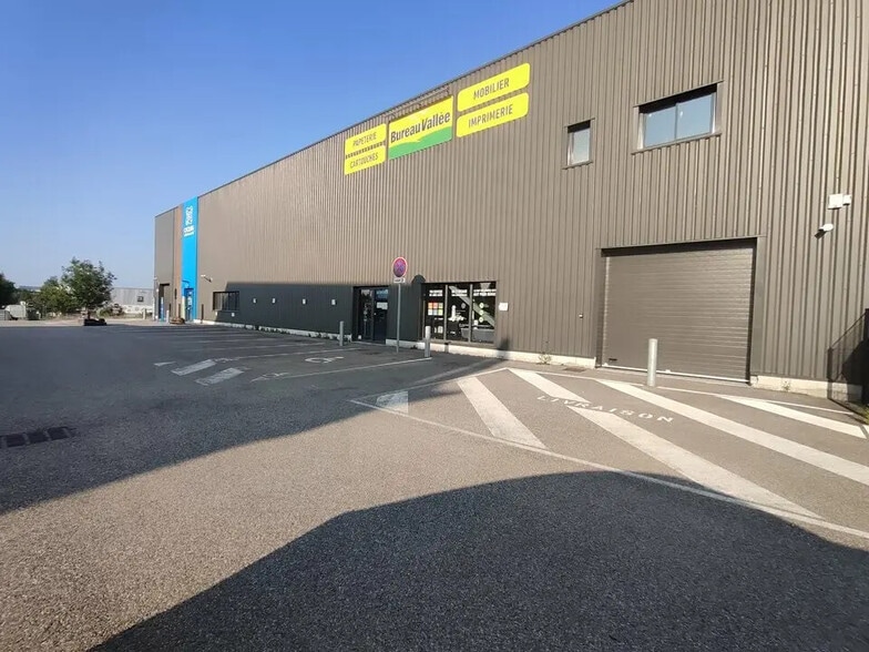 Local commercial dans Bourgoin-Jallieu à vendre - Photo de l’immeuble – Image 3 sur 9