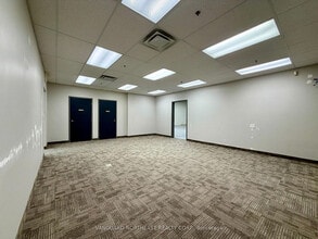 25 Valleywood Dr, Markham, ON à louer Photo intérieure– Image 2 sur 5