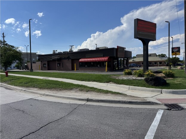 31301 Van Dyke Ave, Warren, MI à louer - Photo principale – Image 1 sur 2