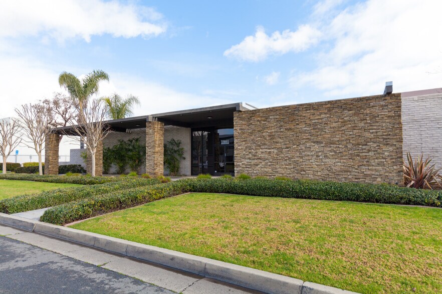 1803-1811 Carnegie Ave, Santa Ana, CA à louer - Photo de l’immeuble – Image 3 sur 8
