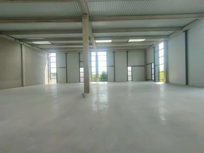 Local d’activités dans Élancourt à louer - Photo intérieure – Image 3 sur 3