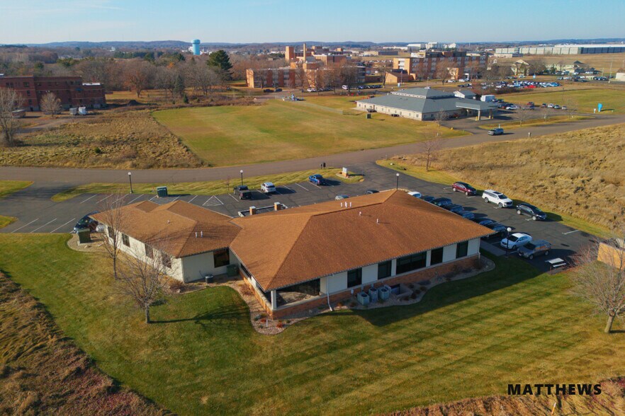 583 Lakeland Dr, Chippewa Falls, WI à vendre - Photo de l’immeuble – Image 2 sur 3