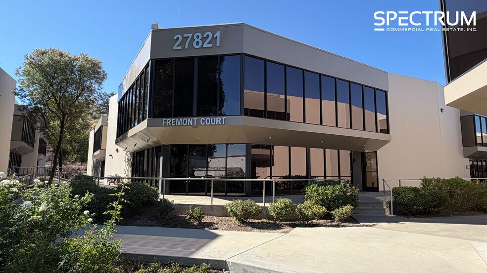 27821 Fremont Ct, Valencia, CA à vendre - Photo de l’immeuble – Image 2 sur 8