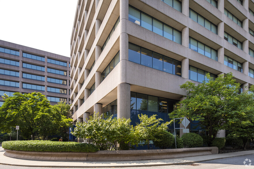 895 Don Mills Rd, Toronto, ON à louer - Photo de l’immeuble – Image 2 sur 6