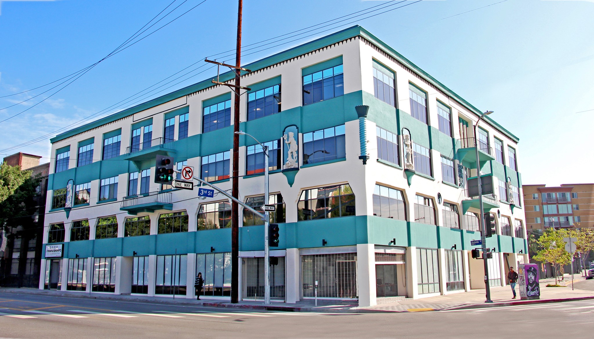 701-721 E 3rd St, Los Angeles, CA à louer Photo de l’immeuble– Image 1 sur 2