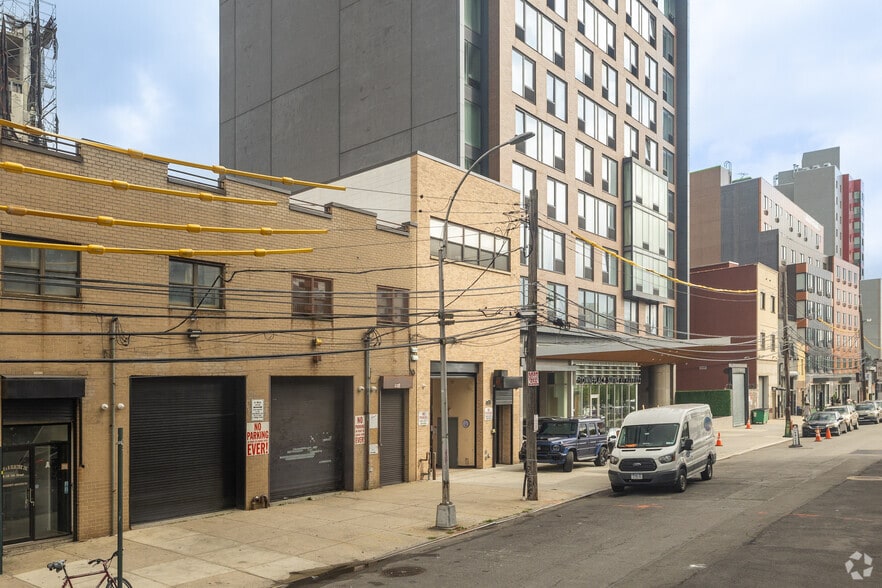 3858 11th St, Long Island City, NY à louer - Photo de l’immeuble – Image 2 sur 5