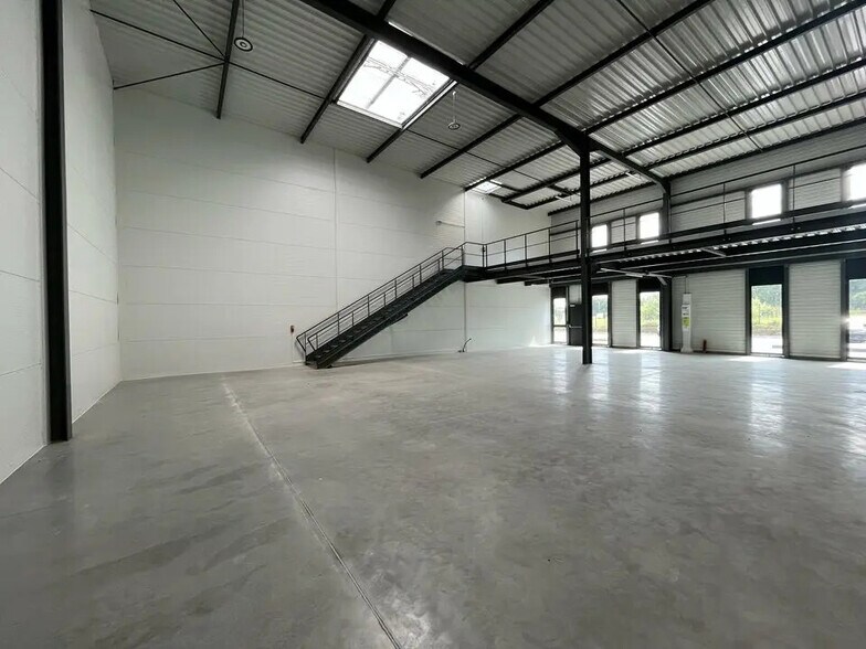 Local d’activités dans Villefontaine à louer - Photo de l’immeuble – Image 2 sur 13