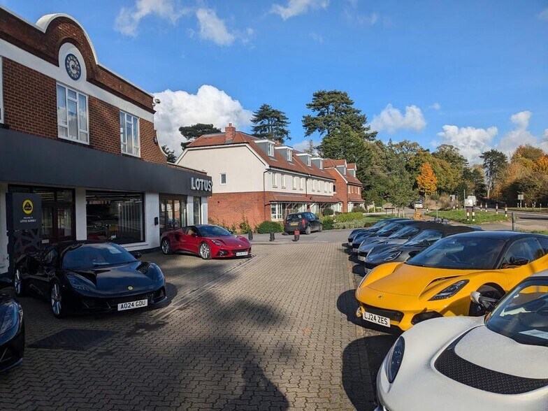 2 Epsom Rd, East Horsley à louer - Photo de l’immeuble – Image 3 sur 8