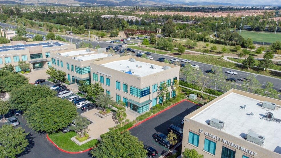 950 Roosevelt Ave, Irvine, CA à vendre - Aérien – Image 2 sur 34