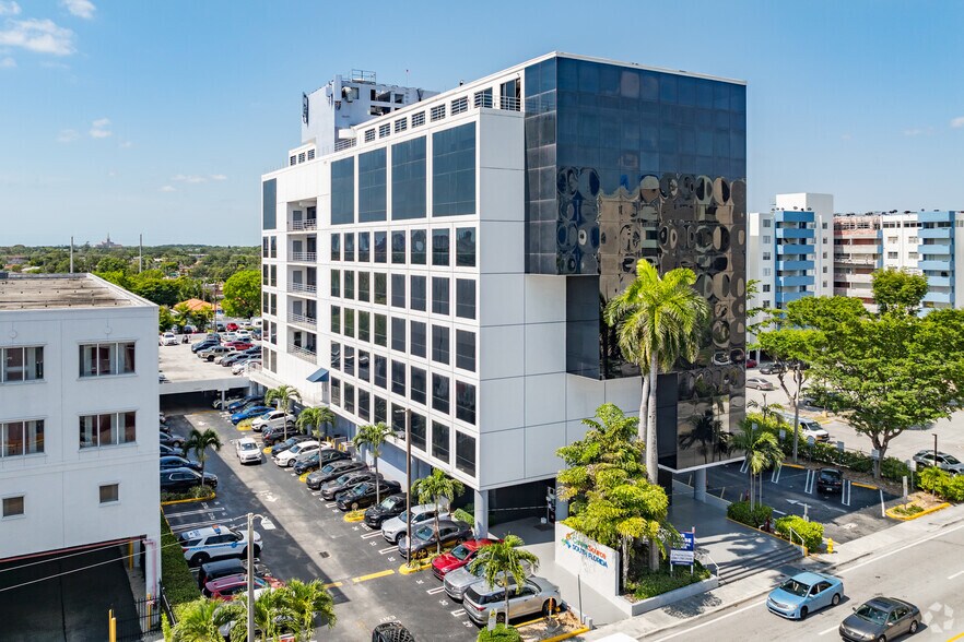 5040 NW 7th St, Miami, FL à louer - Photo de l’immeuble – Image 2 sur 6