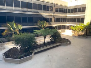 5757 W Century Blvd, Los Angeles, CA à louer Photo de l’immeuble– Image 2 sur 3