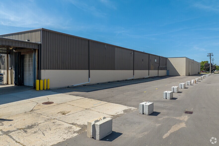 8400 Ronda Dr, Canton, MI à louer - Photo de l’immeuble – Image 3 sur 6