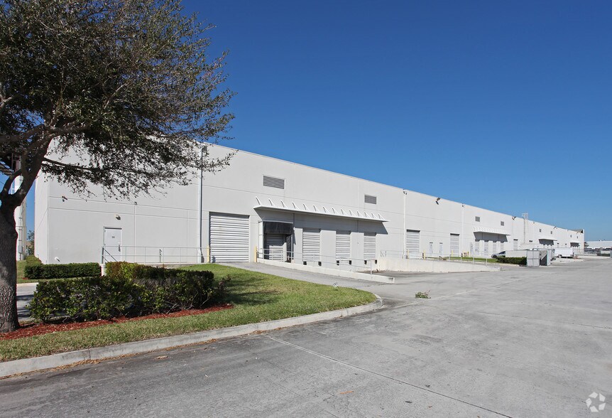 3900 Fiscal Ct, Riviera Beach, FL à louer - Photo de l’immeuble – Image 3 sur 12