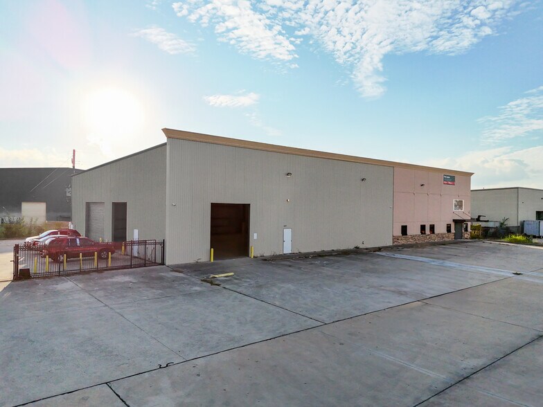 11050 W Little York Rd, Houston, TX à louer - Photo de l’immeuble – Image 2 sur 11