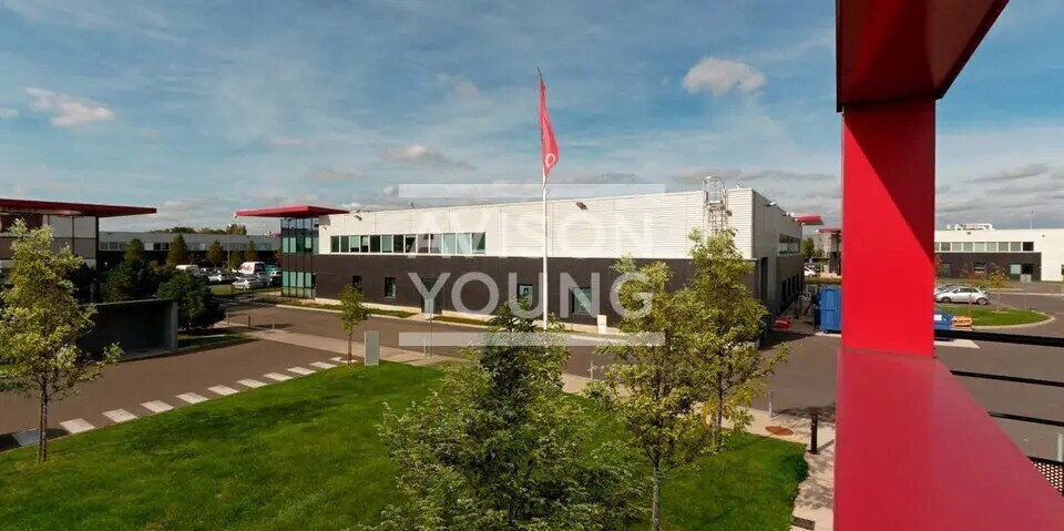 Local d’activités dans La Courneuve à louer - Photo de l’immeuble – Image 2 sur 3