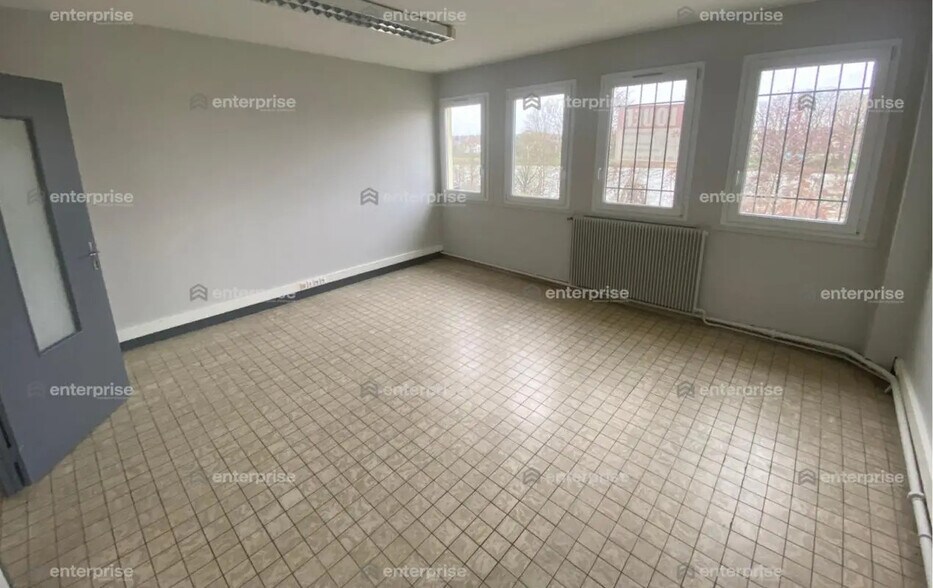 Bureau dans Compiègne à louer - Photo de l’immeuble – Image 3 sur 9