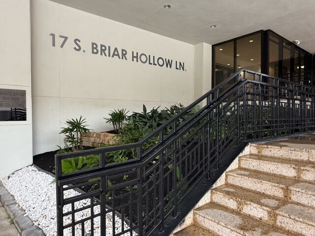 17 S Briar Hollow Ln, Houston, TX à louer - Photo de l’immeuble – Image 2 sur 14