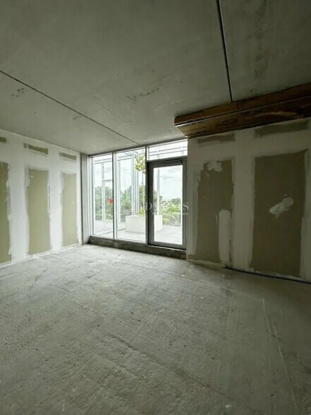 Bureau dans à vendre - Photo de l’immeuble – Image 3 sur 7