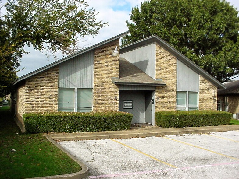2100 Roosevelt Dr, Arlington, TX à louer - Photo de l’immeuble – Image 1 sur 5