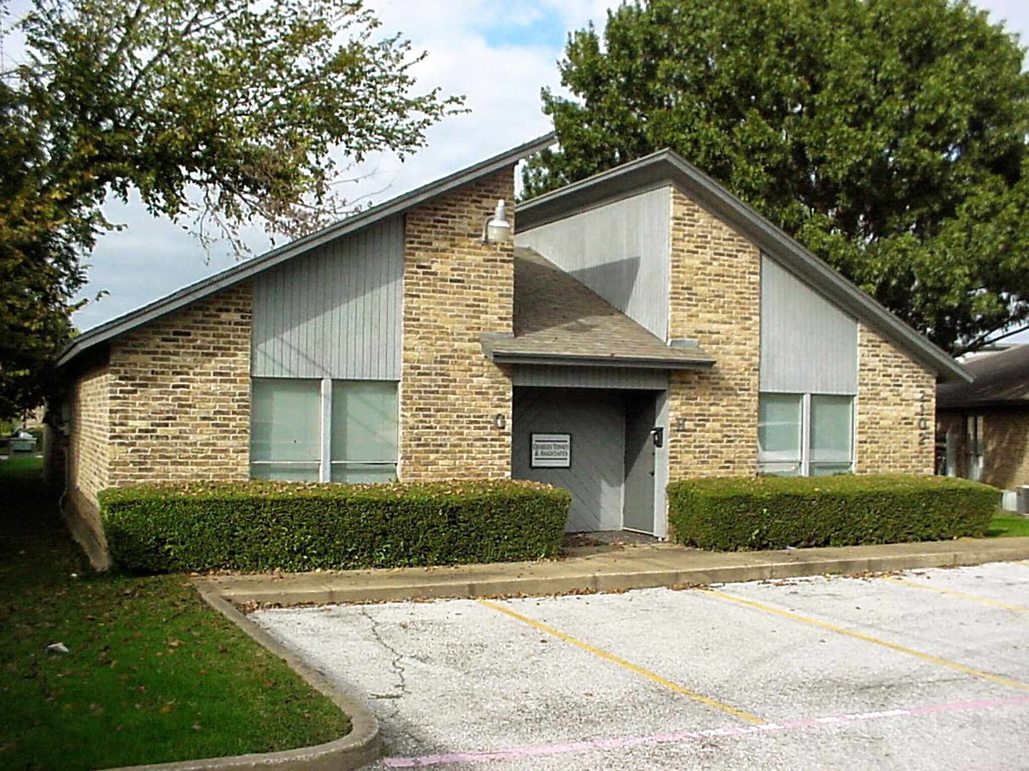 2100 Roosevelt Dr, Arlington, TX à louer Photo de l’immeuble– Image 1 sur 6