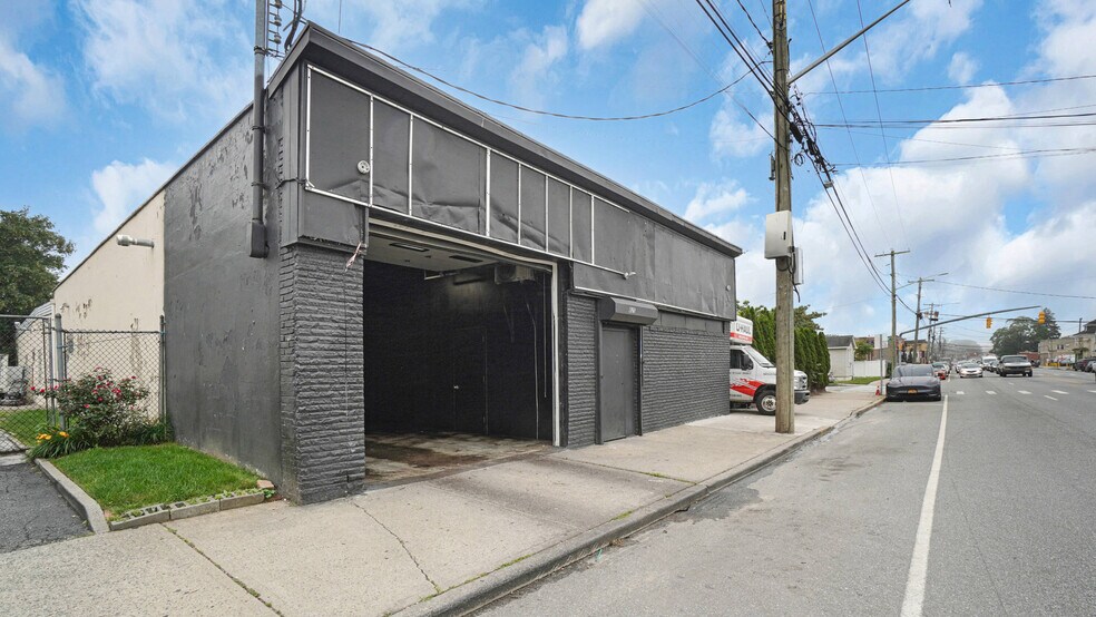 825 Nassau Rd, Uniondale, NY à louer - Photo de l’immeuble – Image 3 sur 15