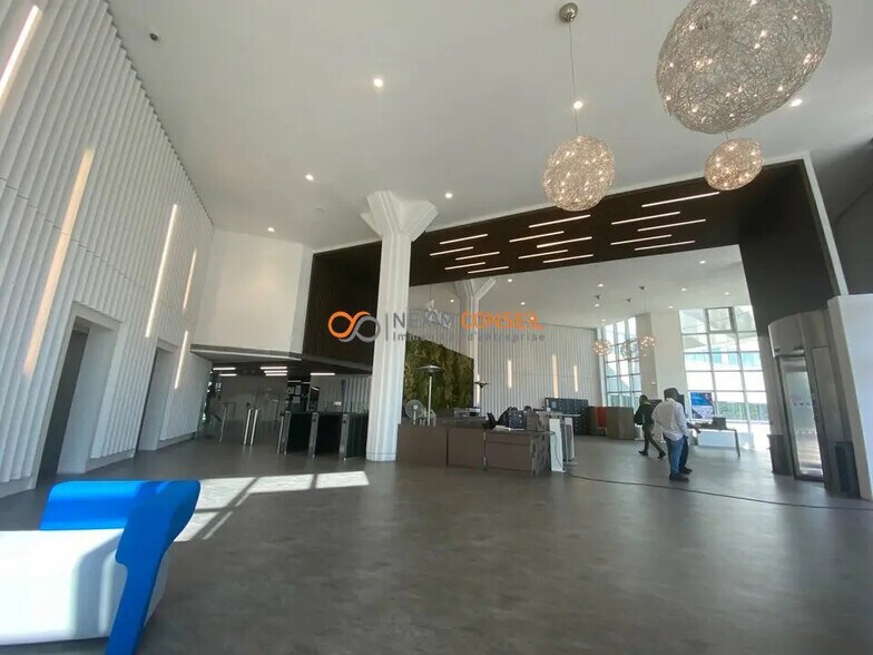 Bureau dans Nanterre à louer - Photo de l’immeuble – Image 2 sur 12