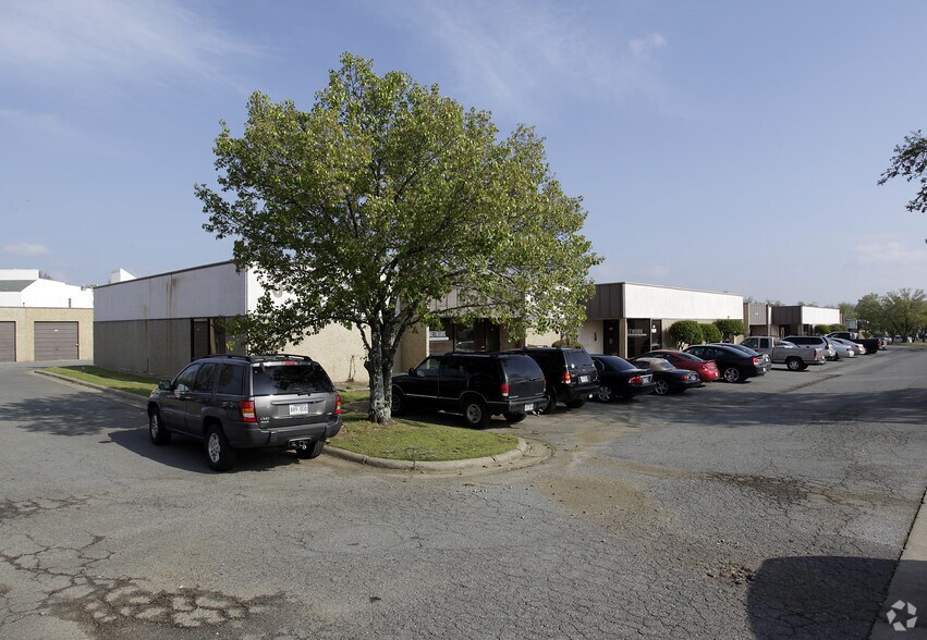 Northeast Business Center portefeuille de 9 biens à vendre sur LoopNet.fr - Photo principale – Image 1 sur 16