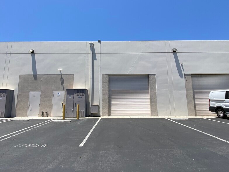 17200-17288 Red Hill Ave, Irvine, CA à louer - Photo de l’immeuble – Image 2 sur 4
