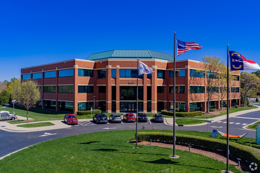 801 Corporate Center Dr, Raleigh, NC à louer - Photo principale – Image 1 sur 28