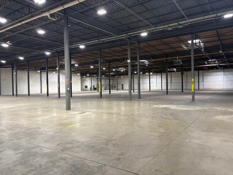 301 Holbrook Dr, Wheeling, IL à louer - Photo intérieure – Image 2 sur 9