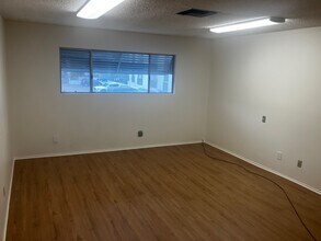 22026-22030 Ventura Blvd, Woodland Hills, CA à louer Photo intérieure– Image 1 sur 2