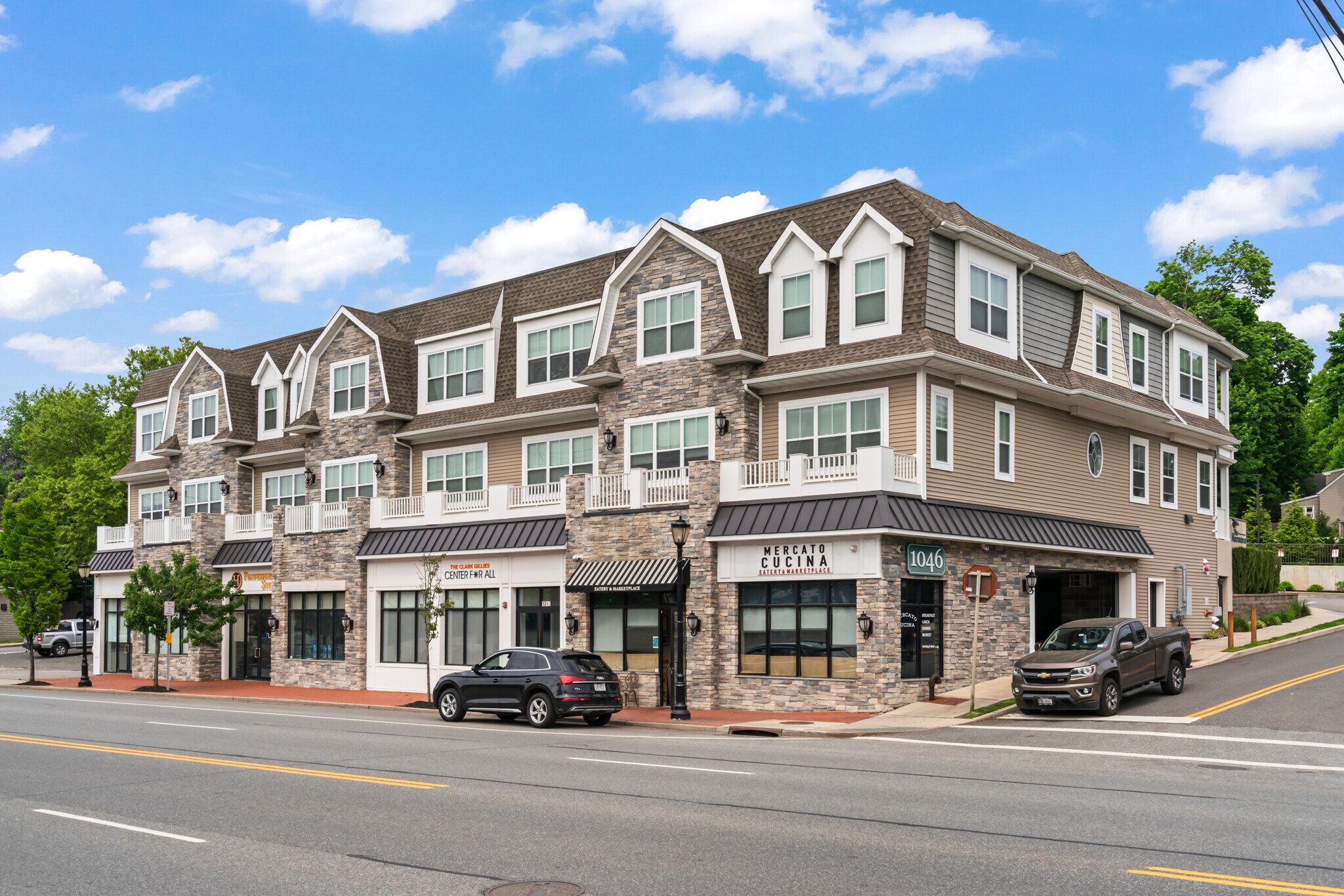 1046 New York Ave, Huntington Station, NY à vendre Photo de l’immeuble– Image 1 sur 35