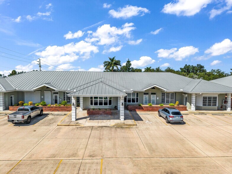 425 Cross St, Punta Gorda, FL à louer - Photo de l’immeuble – Image 1 sur 23