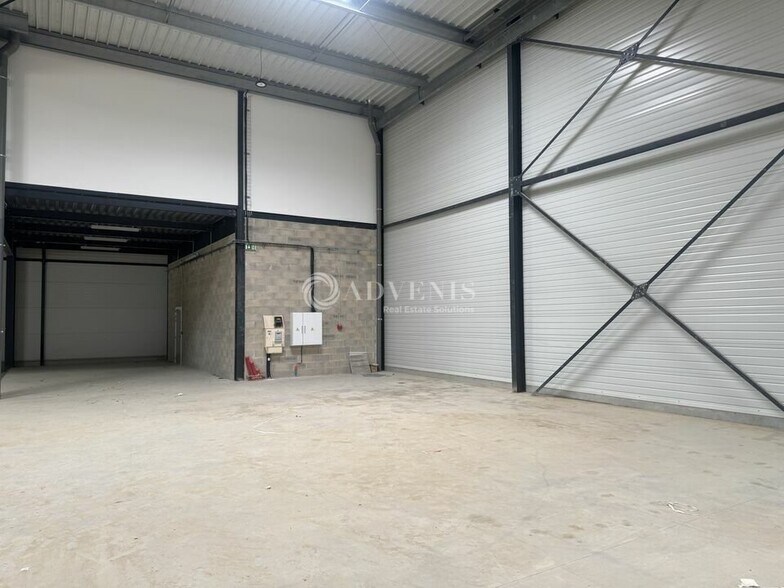 Local d'activités dans Louvres à vendre - Photo de l’immeuble – Image 2 sur 8