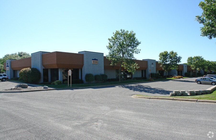 3850 N Annapolis Ln, Plymouth, MN à louer - Photo de l’immeuble – Image 2 sur 12
